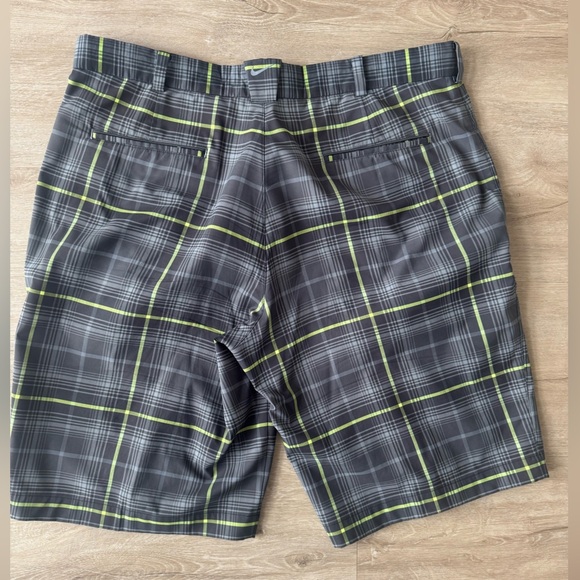 Nike Golf‎ Tour Performance Green Gray Plaid Shorts Size 36 - Picture 2 of 7